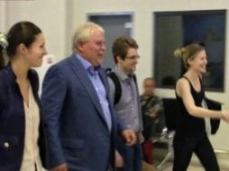 Edward Snowden, sale del aeropuerto  de Sheremetyevo las afueras de Moscú con su el abogado ruso Anatoly Kucherena. AP /