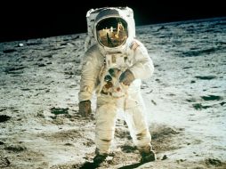 En la escafandra de Buzz Aldrin, Neil Armstrong se refleja durante su histórico paseo en la Luna. ARCHIVO /