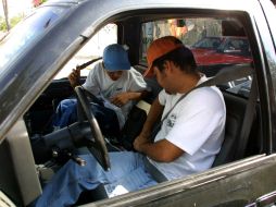 Recomiendan utilizar el cinturón de seguridad para evitar esta molestia. ARCHIVO /