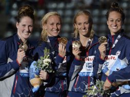 Missy (i) posa con sus compañeras de equipo al ganar su última presea dorada. AP /