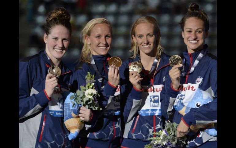 Missy (i) posa con sus compañeras de equipo al ganar su última presea dorada. AP /