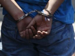 Al hombre capturado se le encontró una billetera que contenía identificaciones falsas. ARCHIVO /