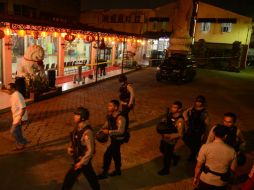 Las autoridades llegan al lugar de los hechos para investigar y recorrer la zona. AFP /