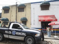 Agentes de la Fiscalía General del Estado encontraron a un hombre muerto en una tienda de abarrotes.  /