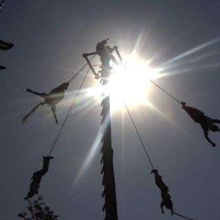 Mujeres desafían las alturas con danza ritual