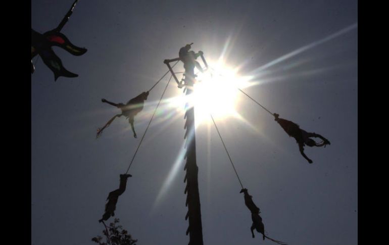 Las mujeres danzantes saben que esta ofrenda del vuelo en particular las ha relegado de algunos festivales de México. ARCHIVO /