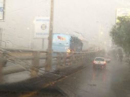 La intensidad de la lluvia provoca que la visibilidad sea poca, por lo que se recomienda precaución. Imagen tomada de @marilysaze. ESPECIAL /
