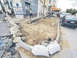 Calle José Palomar, en la colonia El Batán, Zapopan. Se realizaron obras de pavimentación, pero se “olvidó” reconstruir la acera. EL INFORMADOR /