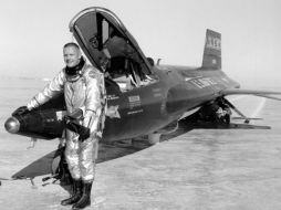 En 1930 nace el astronauta estadounidense Neil Armstrong. En la foto: con el primer avión supersónico Bell X-15.  /