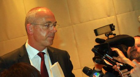 Theo Spierings (I), el CEO de la empresa Fonterra, contesta interrogantes a medios en Beijing. AFP /