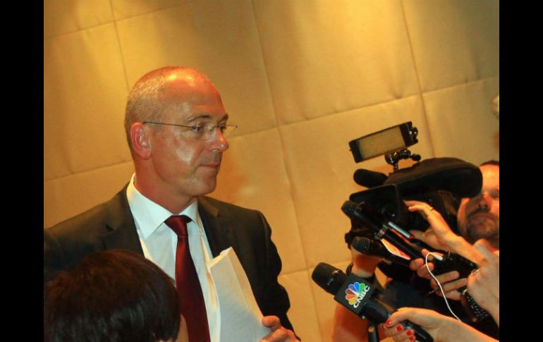 Theo Spierings (I), el CEO de la empresa Fonterra, contesta interrogantes a medios en Beijing. AFP /