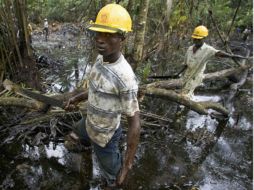 Shell anuncia que reducirá a la mitad sus operaciones de extracción de crudo en el delta del Níger por la peligrosidad. ESPECIAL /