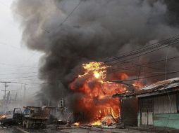 Una funeraria en llamas tras la explosión de un artefacto casero en la Avenida Sinsuat de Cotabato (Filipinas). EFE /