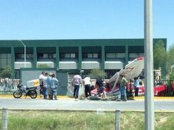 Imagen de la aeronave estrellada frente a la Universidad Tecnológica en el municipio de Escobedo. Foto: @XavierCareaga ESPECIAL /