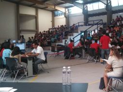 En la foto, docentes esperan su turno para elegir plaza, en cancha del Instituto Tecnológico Superior de Zapopan.  /