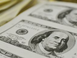 El billete estadounidense se vendió este lunes hasta en 12.95 pesos en casas de cambio fronterizas. ARCHIVO /