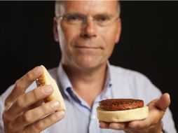 El profesor Mark Post, de la Universidad de Maastricht (Holanda), sosteniendo la hamburguesa generada en un laboratorio. EFE /