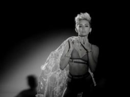 Cyrus realiza varios movimientos sensuales mientras mira a la cámara. ESPECIAL /