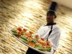 Los sushis en Japón ahora son parcialmente concebidos por robots. EFE /