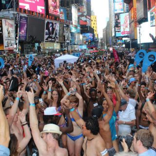 Cientos de personas participan en el día de la ropa interior