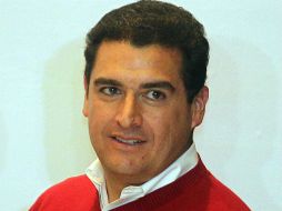 El ex edil dijo que las calles pavimentadas en la colonia el Batán, que no cuentan con banquetas, “no pueden estar terminadas”. ARCHIVO /