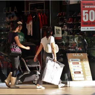 La confianza del consumidor liga cuatro meses a la baja