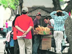 Un inspector realizó ayer un recorrido por la Plaza Liberación, pero se limitó a hablar con los comerciantes, sin sancionarlos. EL INFORMADOR /