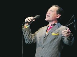 Hasta en español. El nativo de Chicago interpretó el bolero ''Si te contara'' y se ganó al público al hablar en español. EL INFORMADOR /