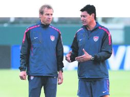Martín Vásquez (derecha) es el auxiliar de Klinsmann y la voz de la experiencia sobre los jugadores de Estados Unidos. ESPECIAL /