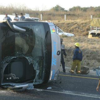 Autobús con peregrinos se voltea en Estado de México