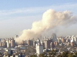 Vista de la cortina de humo que dejó la explosión en el edificio. AP /