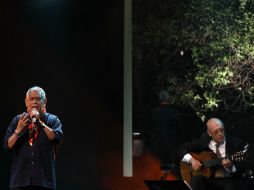 El cantautor, Mario Ávila (i) participó en el homenaje a Chavela Vargas. NTX /