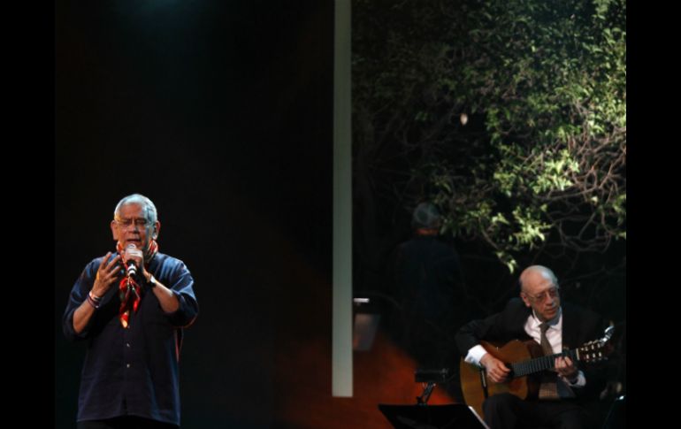 El cantautor, Mario Ávila (i) participó en el homenaje a Chavela Vargas. NTX /