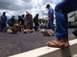 Pobladores de Xaltianguis levantan el bloqueo que mantenían en la carretera federal Acapulco-México desde hace 12 horas.  /