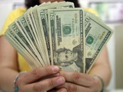 En Guadalajara, Bancomer tiene a la compra el dólar a12.13 y a la venta en 12.77. ARCHIVO /