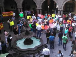 Comerciantes y colonos que están en contra del proyecto acuden a la presidencia para hablar con autoridades.  /