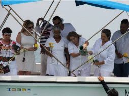 Chavela Vargas vuela por última ocasión frente a sus amigos, para luego habitar en su querido mar veracruzano. ESPECIAL /