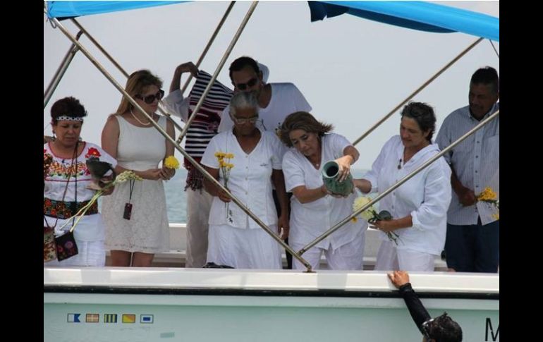 Chavela Vargas vuela por última ocasión frente a sus amigos, para luego habitar en su querido mar veracruzano. ESPECIAL /