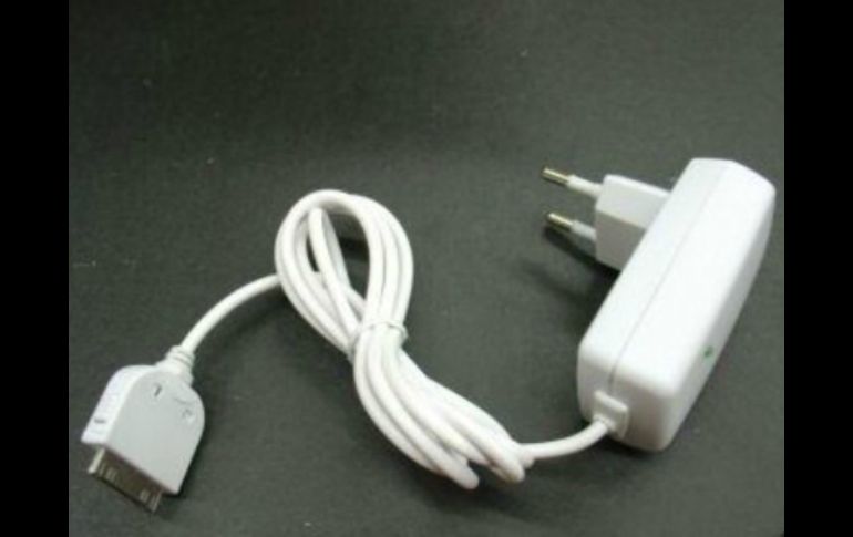 La compañía sugiere que algunos cargadores de terceros e imitación podrían no estar diseñados de forma correcta. ESPECIAL /