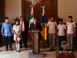 El gobernador Aristóteles Sandoval junto a los jóvenes ganadores.  /