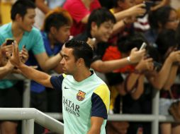 Xavi Hernández saluda al público que acudió a la práctica. EFE /