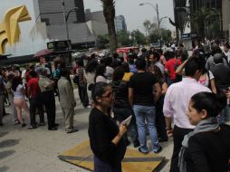 Los capitalinos salieron a las calles ante la alerta. SUN /