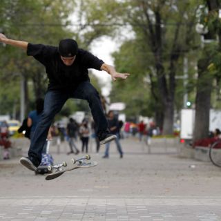 Descontento en redes por exhorto de la policía a skatos de Chapultepec