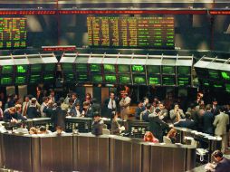 El mercado bursátil mexicano inicia y termina jornada con descensos. ARCHIVO /