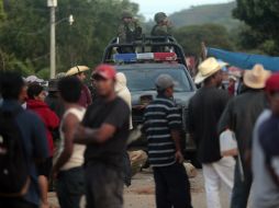 Integrantes de autodefensa piden un diálogo mientras que el Ejército sólo pide que les permitan pasar por la carretera. AFP /