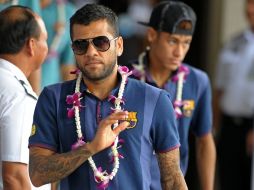 Alves habló sobre la salida de su ex compañero, Eric Abidal. AFP /
