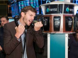 Ashton Kutcher no se resistió a imitar a los corredores de bolsa en el parqué neoyorquino. EFE /