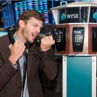 Kutcher revoluciona la bolsa de NY para promocionar ''Jobs''