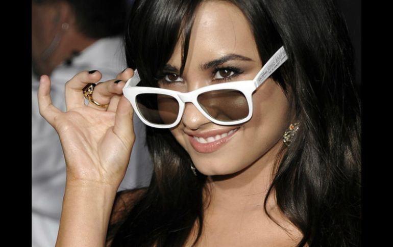Demi Lovato usa un armazon de formato geek, que van con su rostro de forma cuadrada. ARCHIVO /