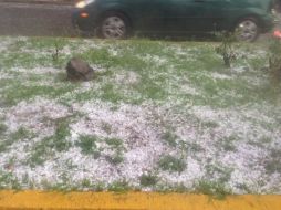 Imagen del granizo que cayó en Avenida Las Rosas. Foto de @gallardo_cancha.  /
